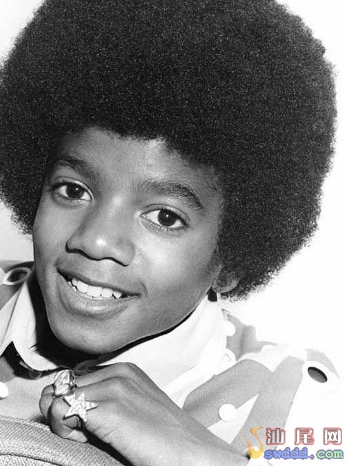 迈克尔杰克逊小时候是黑皮肤,长大后为什么变成了白皮肤?-小时候皮肤黑的女生长大后会不会变白 _感人网