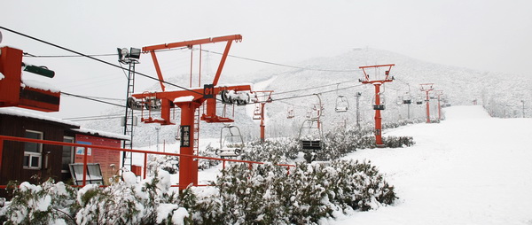 北京军都山滑雪场缆车