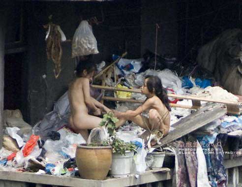 裸身女孩阳台垃圾共舞(图)