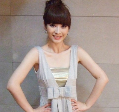 柳岩个人资料身高图片 十年主持人生涯的坎坷